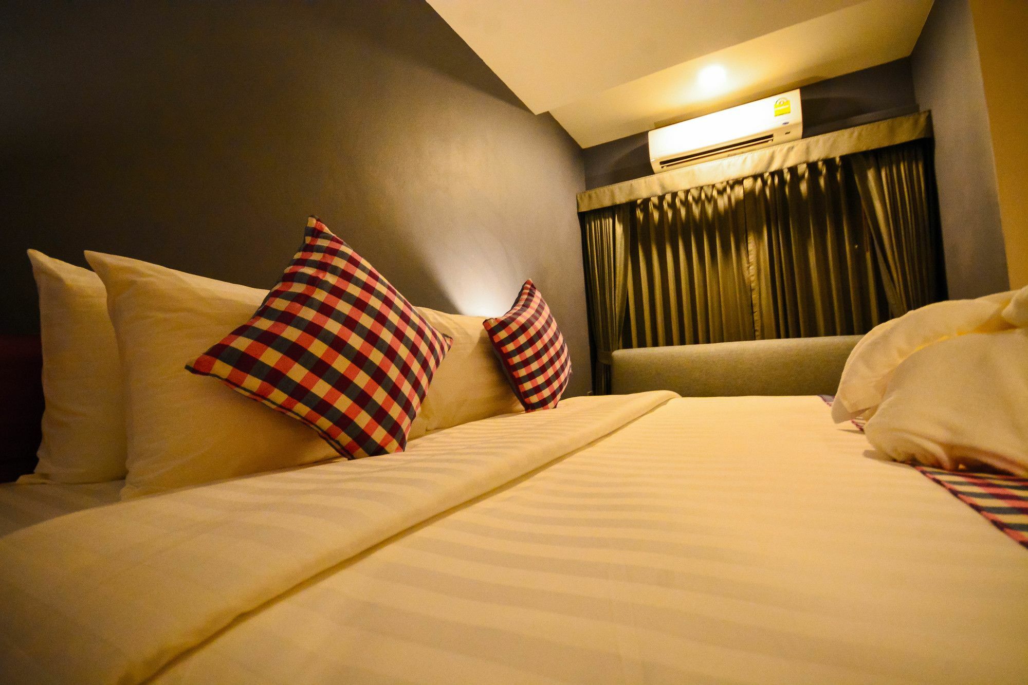 Comet Hotel Surat Thani Extérieur photo